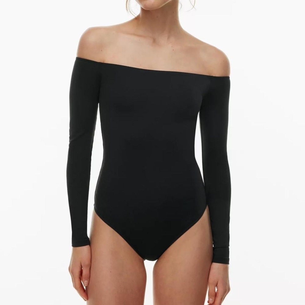 ARITZIA 
Contour Off-Shoulder Longsleeve Bodysuit